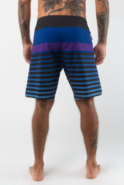 VAST Horie Stripes Gold Boardshort 模特兒穿著展示 海軍藍