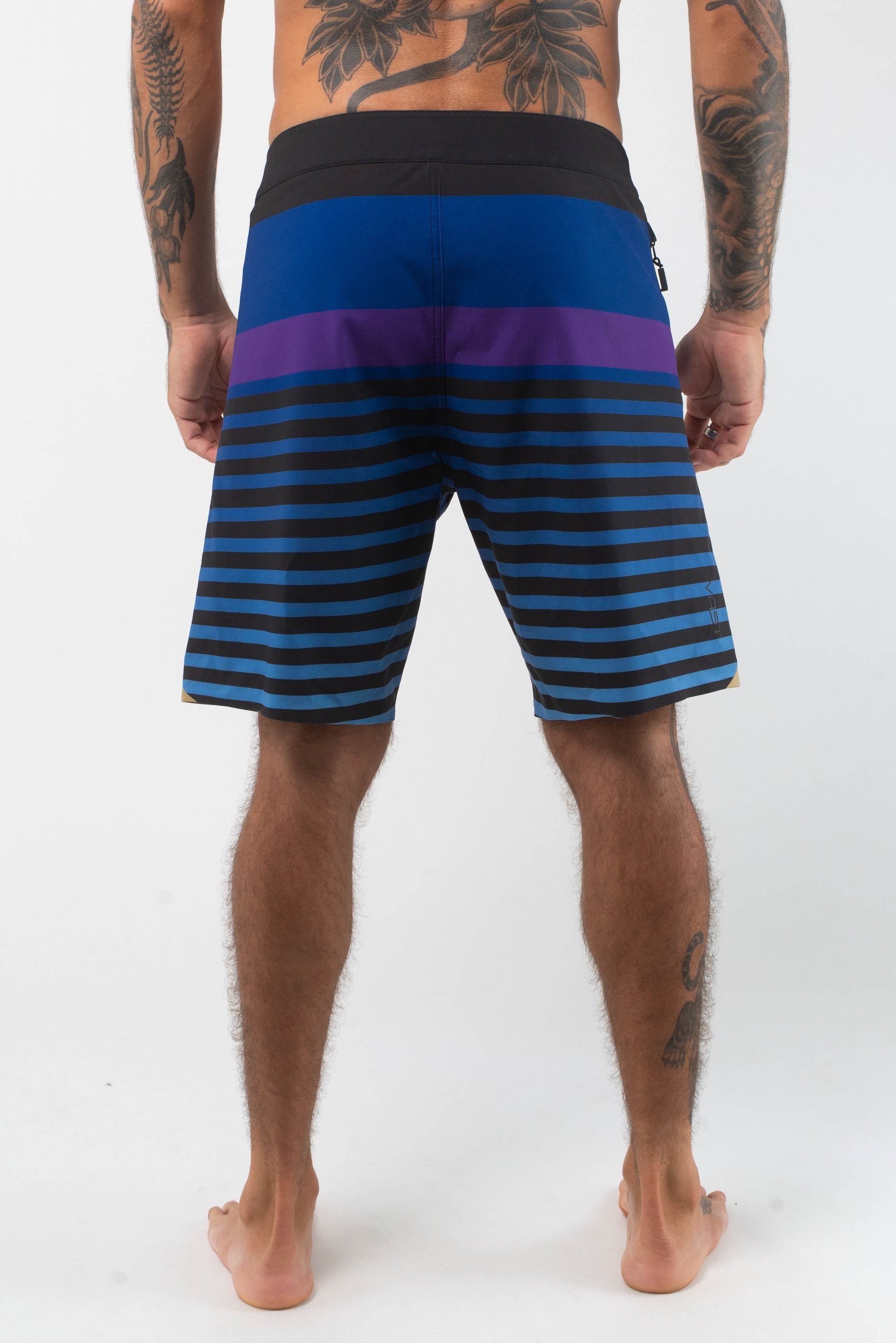 VAST Horie Stripes Gold Boardshort 模特兒穿著展示 海軍藍