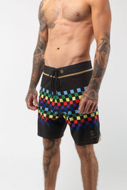 VAST Colors Gold Boardshort 模特兒穿著展示 黑色