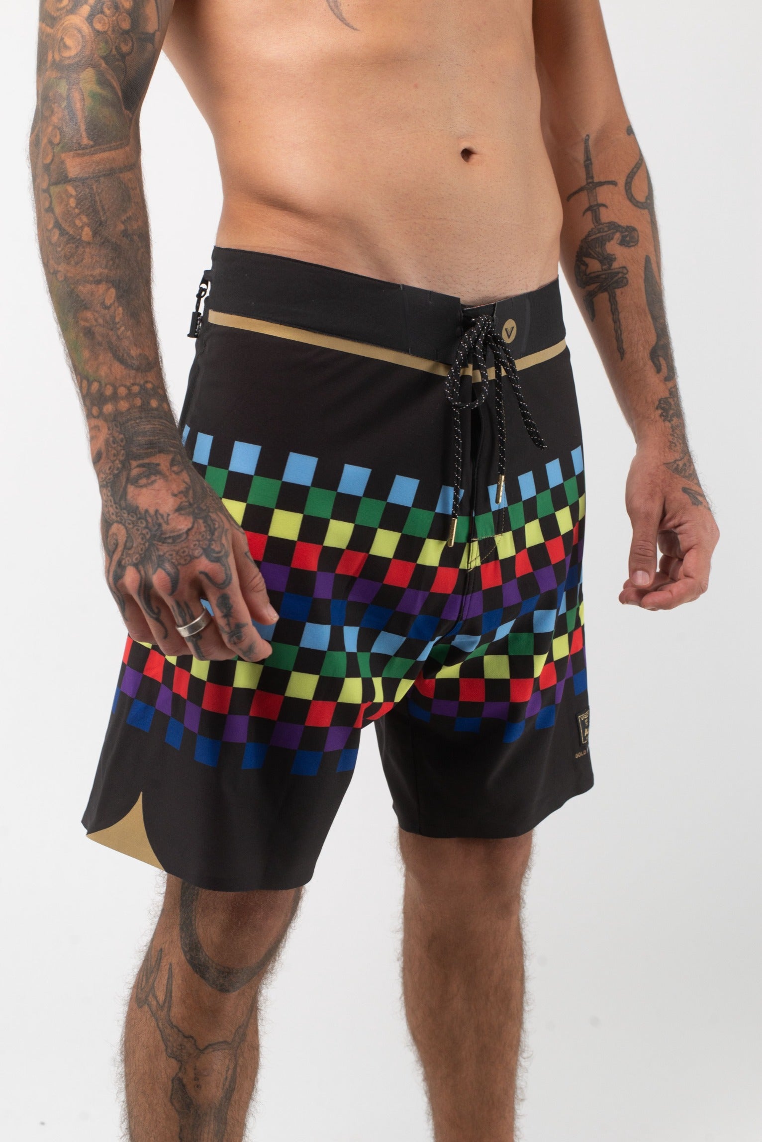 VAST Colors Gold Boardshort 模特兒穿著展示 黑色
