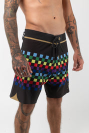 VAST Colors Gold Boardshort 模特兒穿著展示 黑色