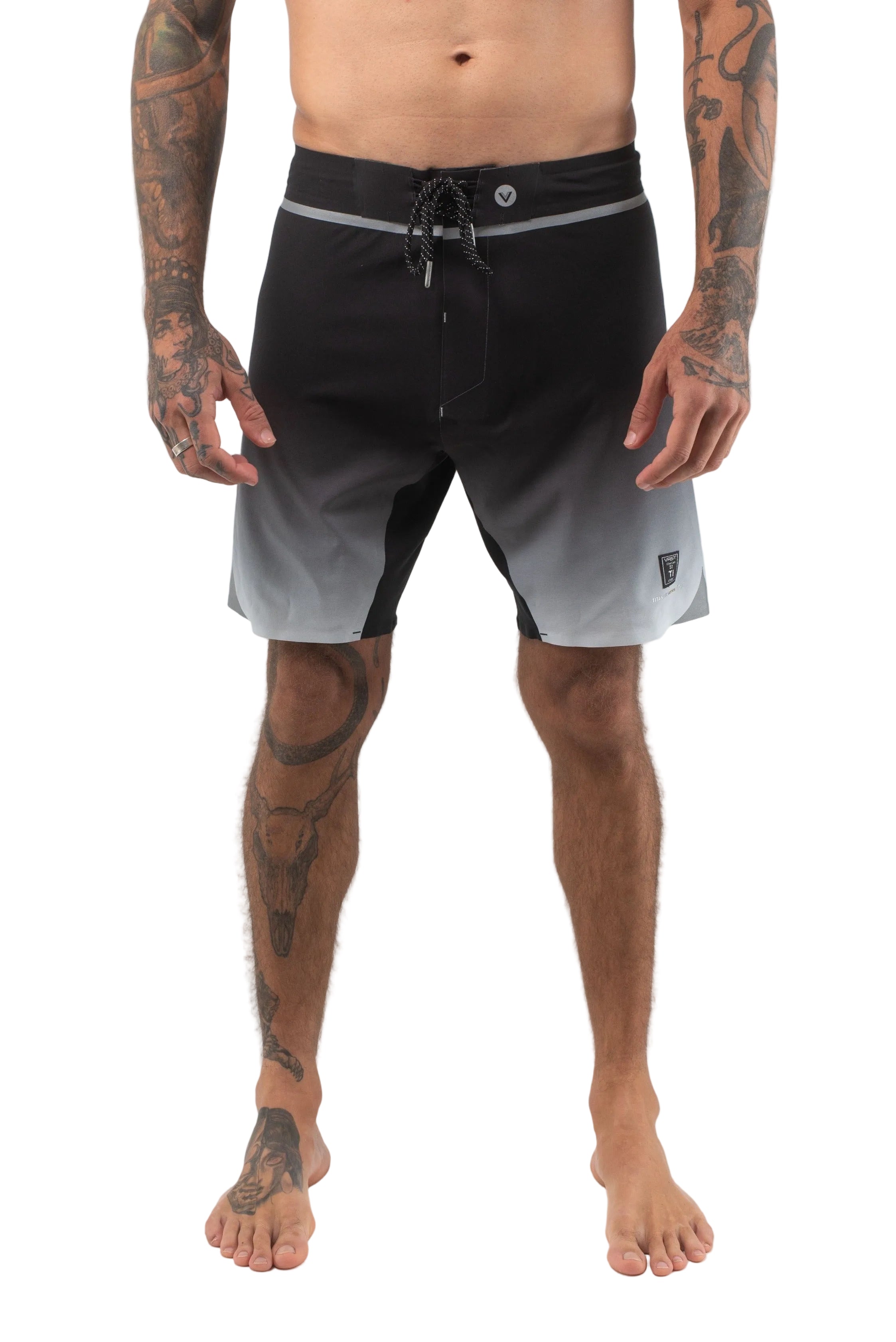 VAST Fade to Dark Titanium Boardshort 模特兒穿著展示 黑/白