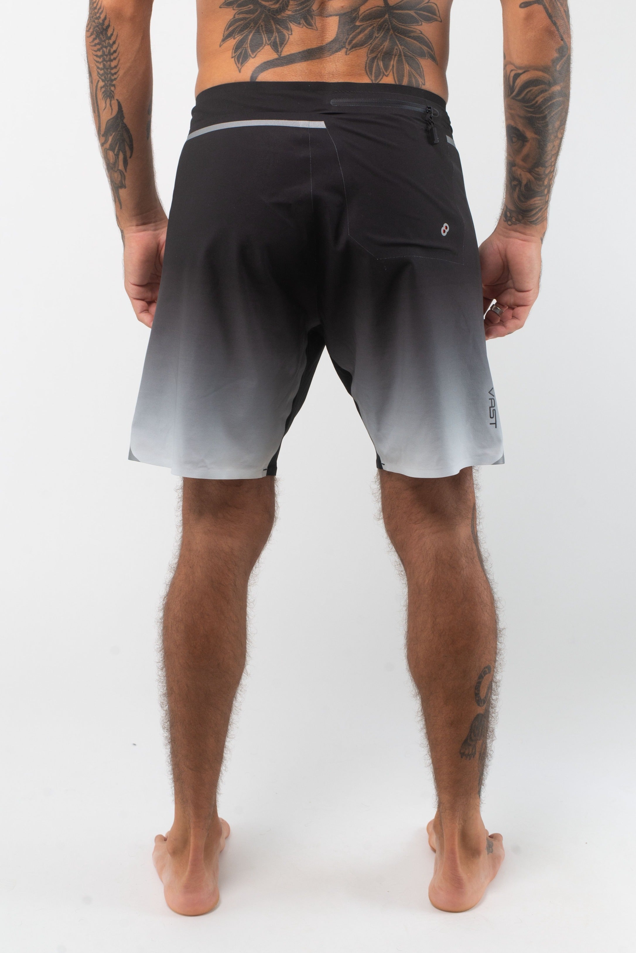 VAST Fade to Dark Titanium Boardshort 模特兒穿著展示 黑/白