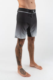 VAST Fade to Dark Titanium Boardshort 模特兒穿著展示 黑/白