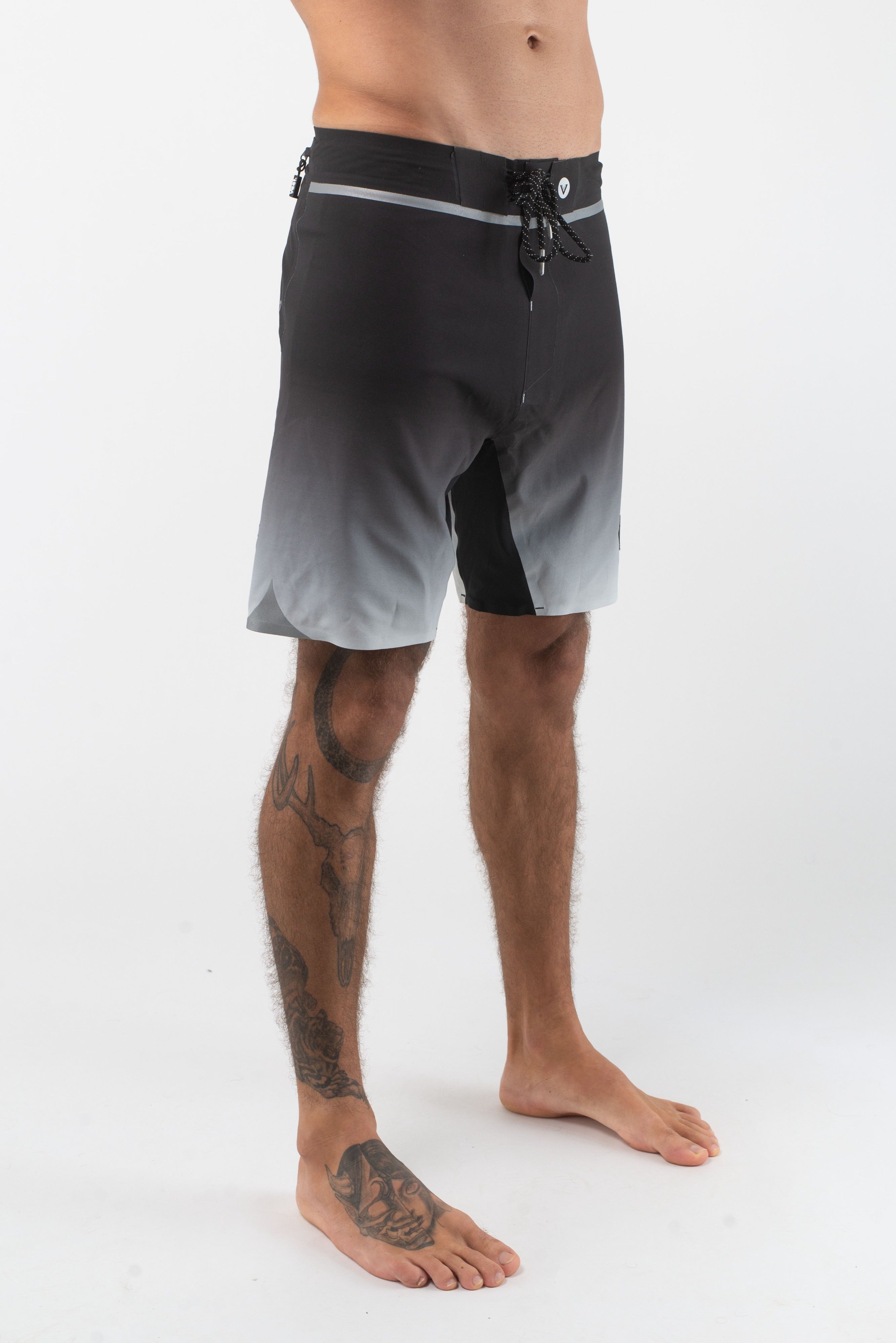 VAST Fade to Dark Titanium Boardshort 模特兒穿著展示 黑/白