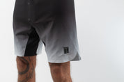 VAST Fade to Dark Titanium Boardshort 模特兒穿著展示 黑/白