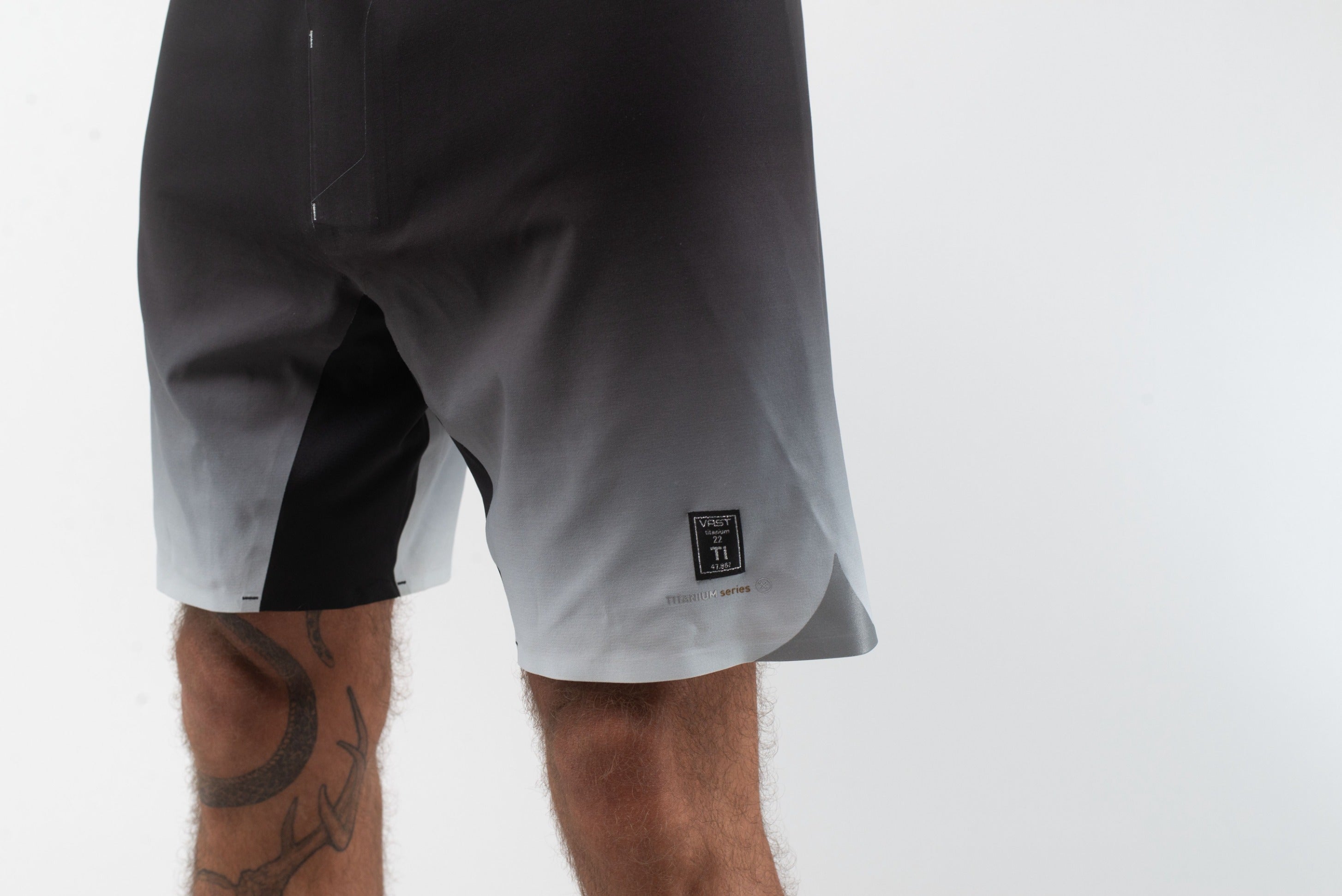 VAST Fade to Dark Titanium Boardshort 模特兒穿著展示 黑/白