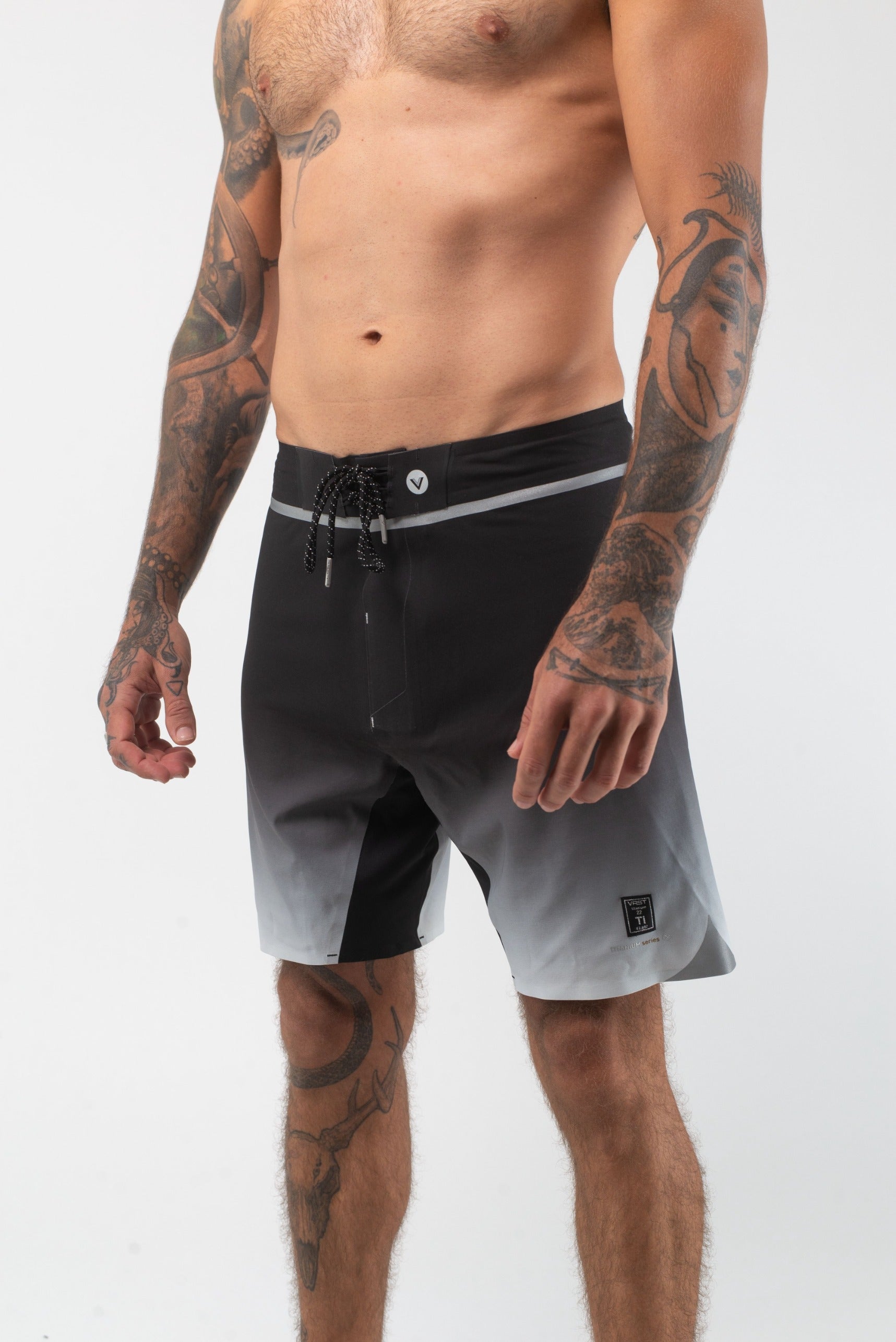 VAST Fade to Dark Titanium Boardshort 模特兒穿著展示 黑/白