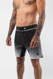 VAST Fade to Dark Titanium Boardshort 模特兒穿著展示 黑/白