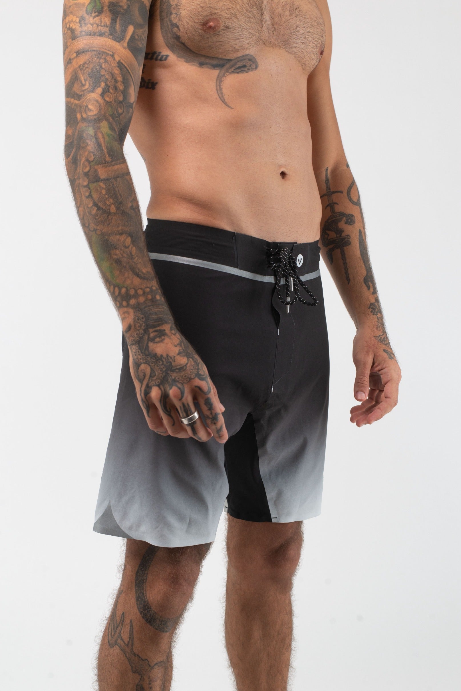 VAST Fade to Dark Titanium Boardshort 模特兒穿著展示 黑/白