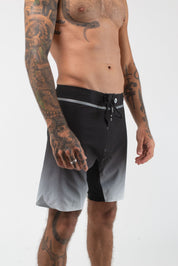 VAST Fade to Dark Titanium Boardshort 模特兒穿著展示 黑/白