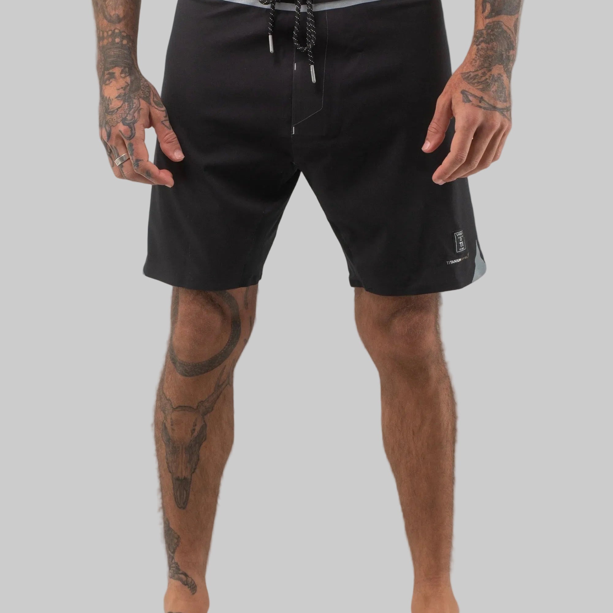 VAST Midnight Titanium Boardshort 模特兒穿著展示 黑色