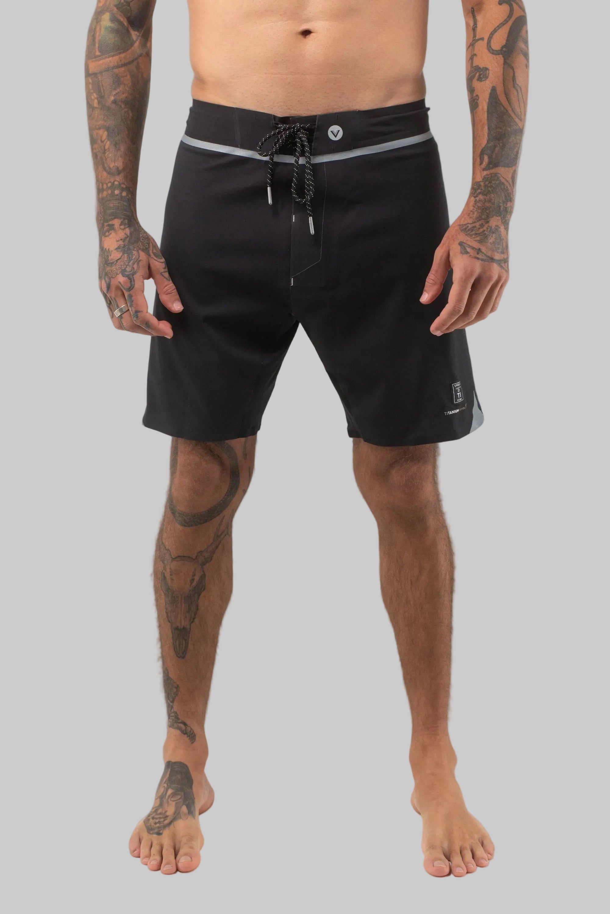 VAST Midnight Titanium Boardshort 模特兒穿著展示 黑色