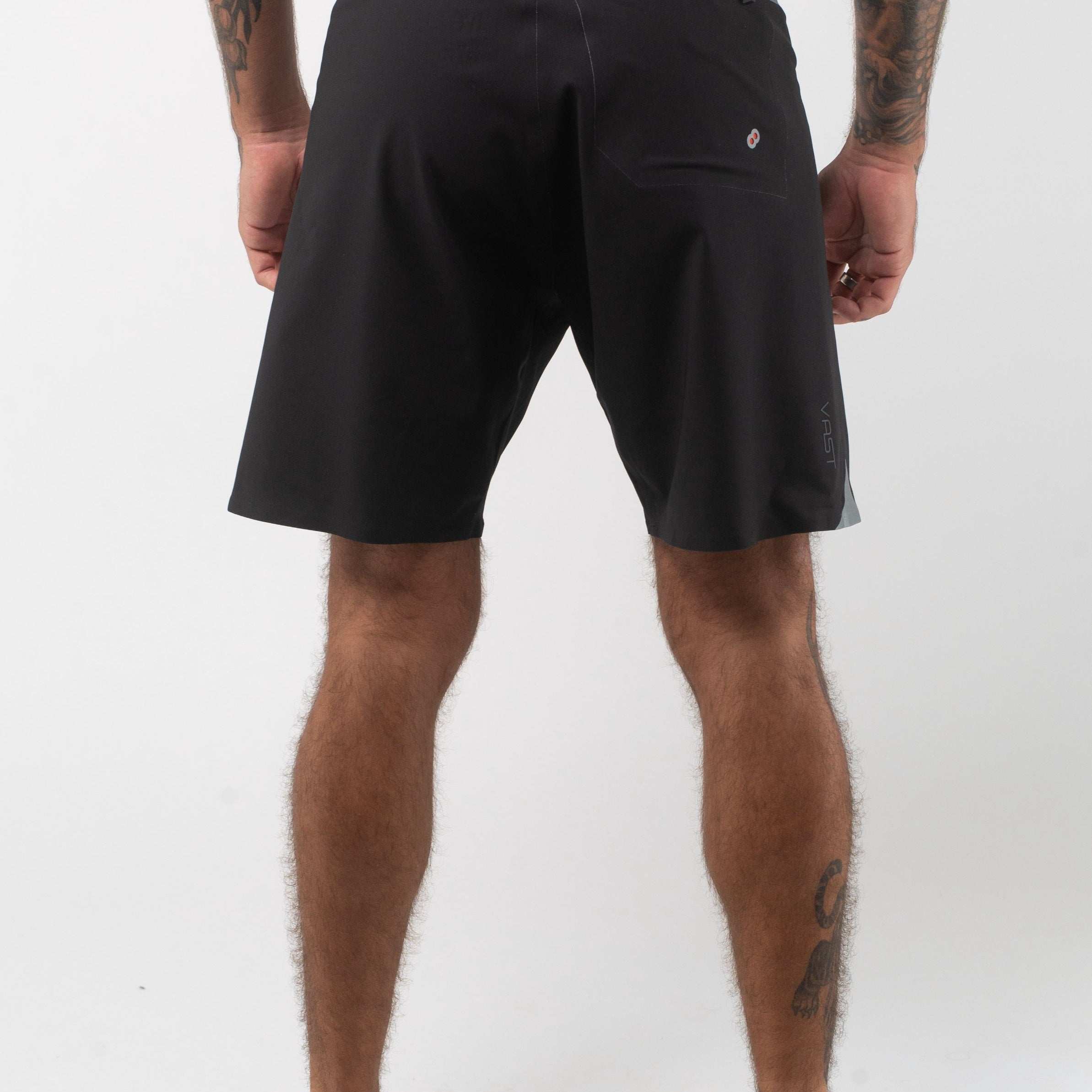 VAST Midnight Titanium Boardshort 模特兒穿著展示 黑色