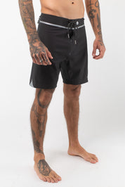 VAST Midnight Titanium Boardshort 模特兒穿著展示 黑色