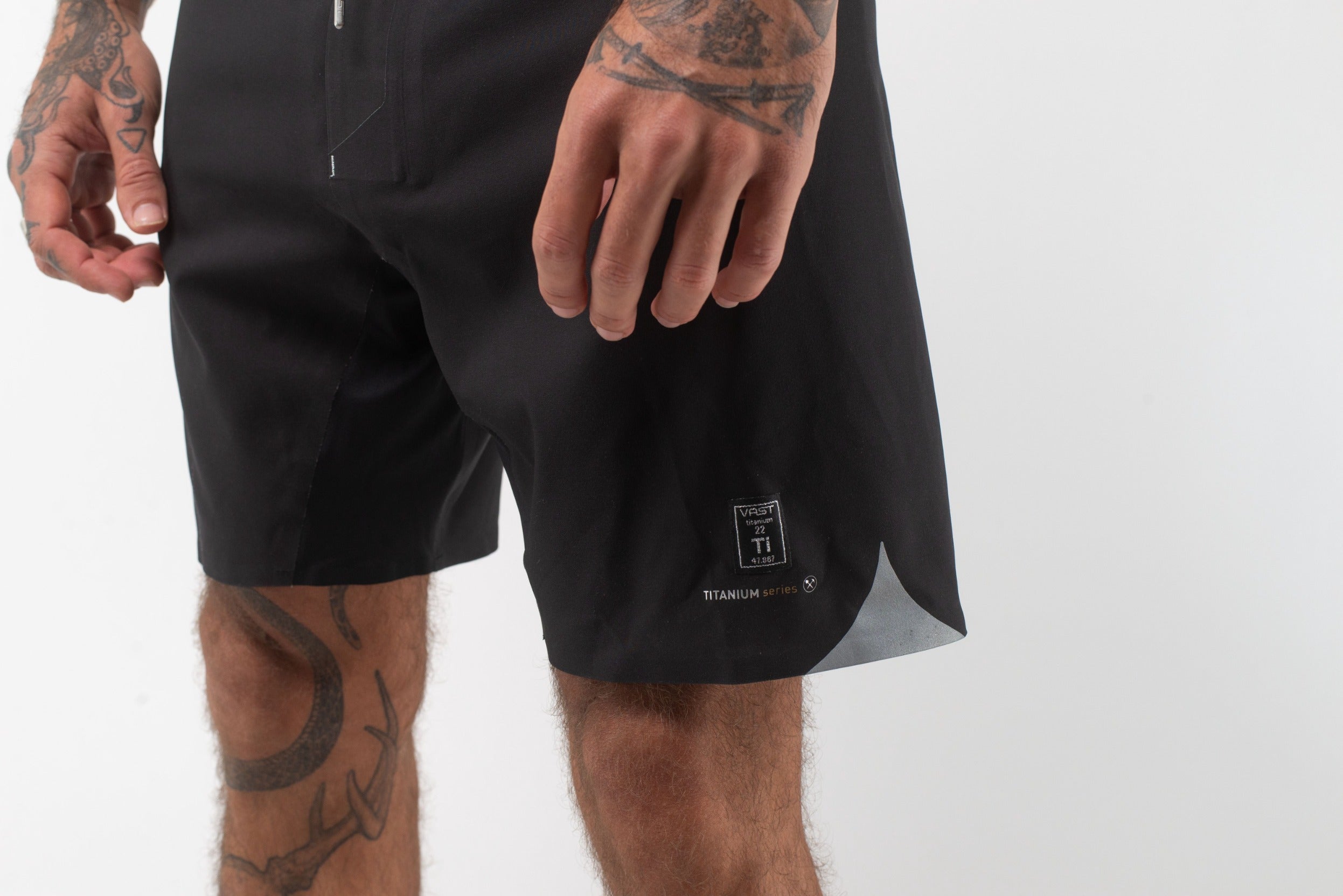 VAST Midnight Titanium Boardshort 模特兒穿著展示 黑色