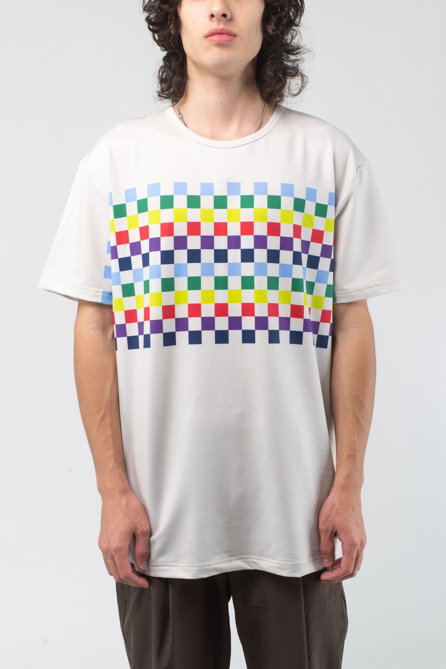 VAST Aqua Terra Colors Tech Tee 模特兒穿著展示 淺石色