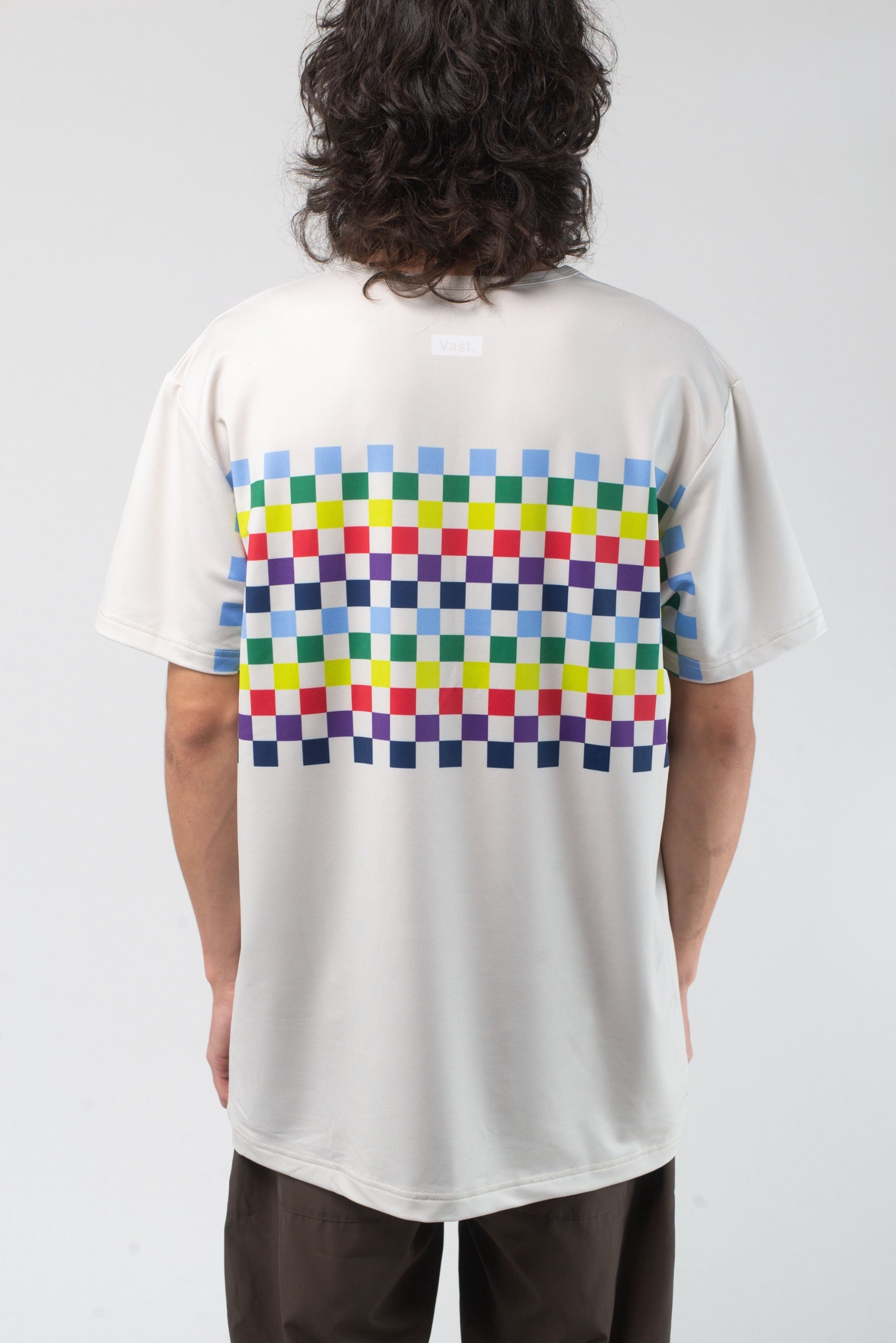 VAST Aqua Terra Colors Tech Tee 模特兒穿著展示 淺石色