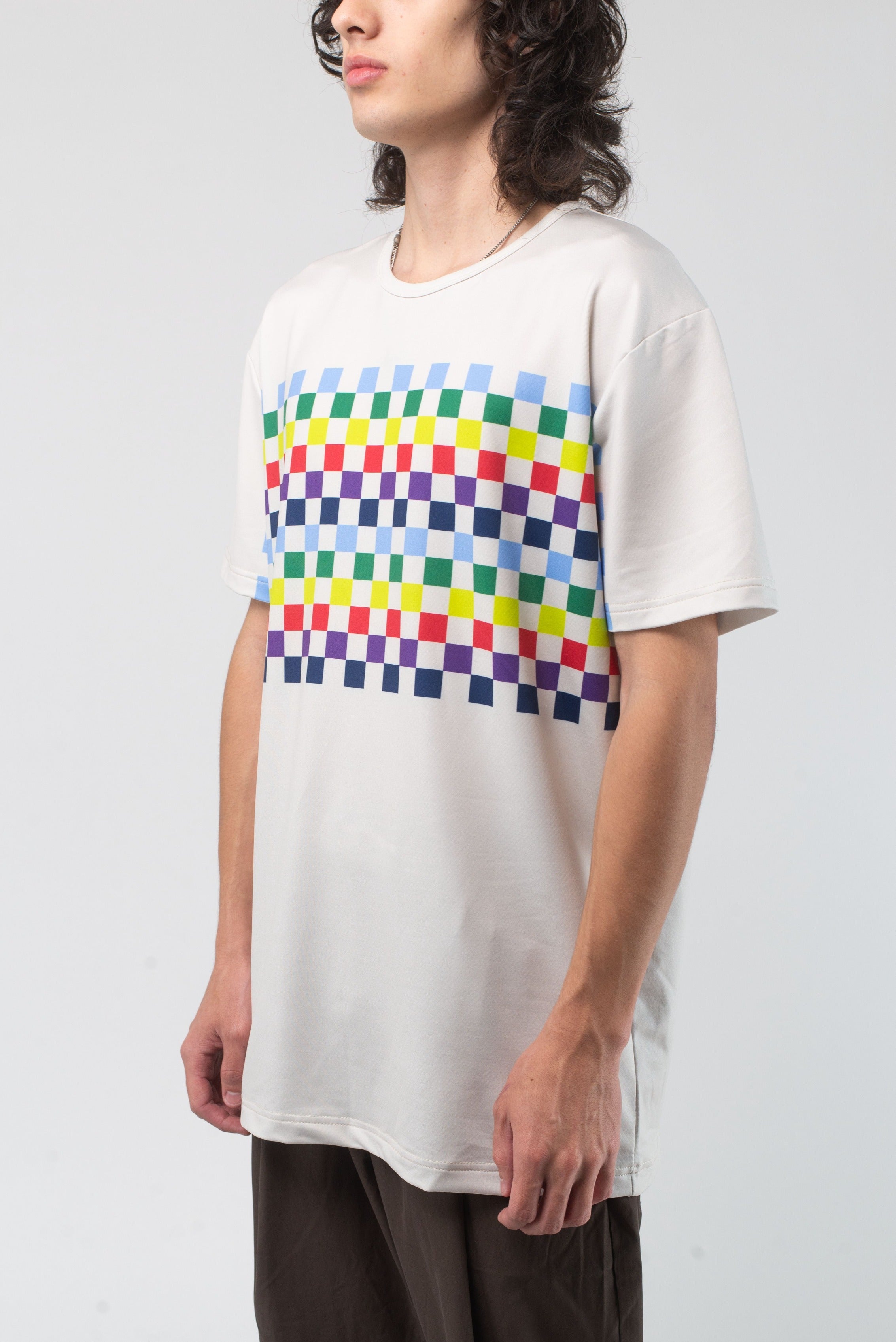 VAST Aqua Terra Colors Tech Tee 模特兒穿著展示 淺石色