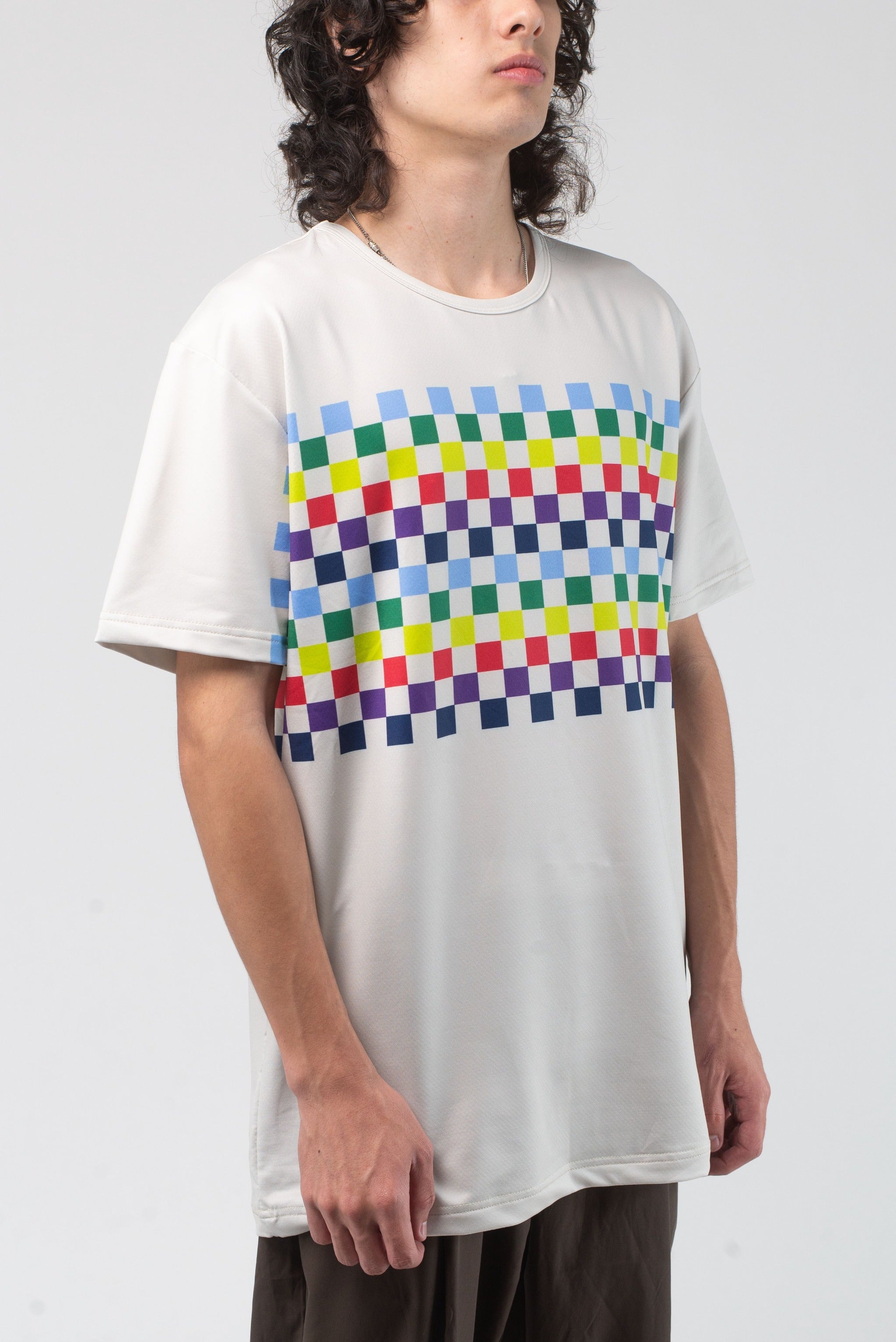 VAST Aqua Terra Colors Tech Tee 模特兒穿著展示 淺石色