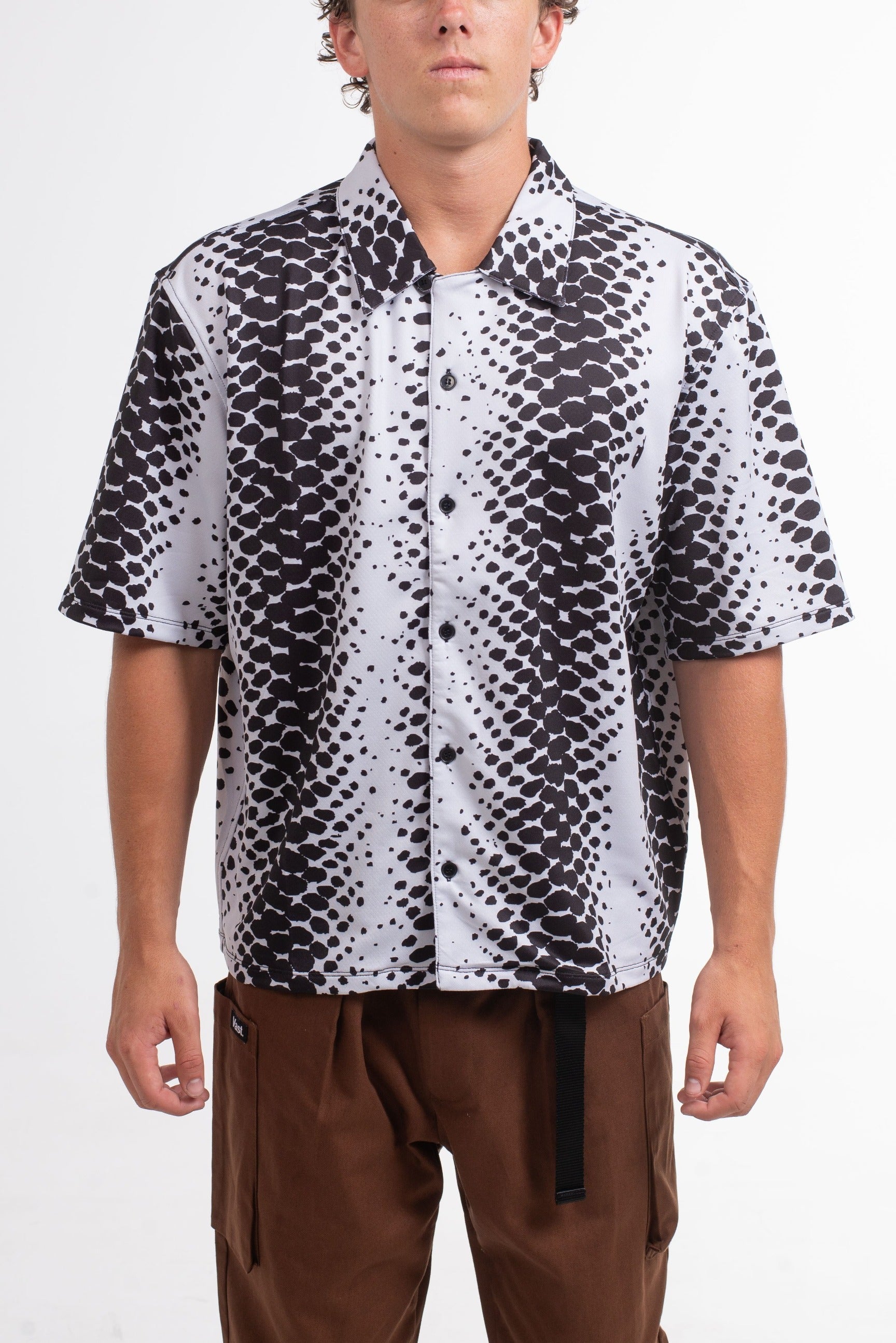 VAST Dead Slow Boxy Fit Button Up 防曬機能衝浪短袖襯衫 官方商品圖 5 黑/白