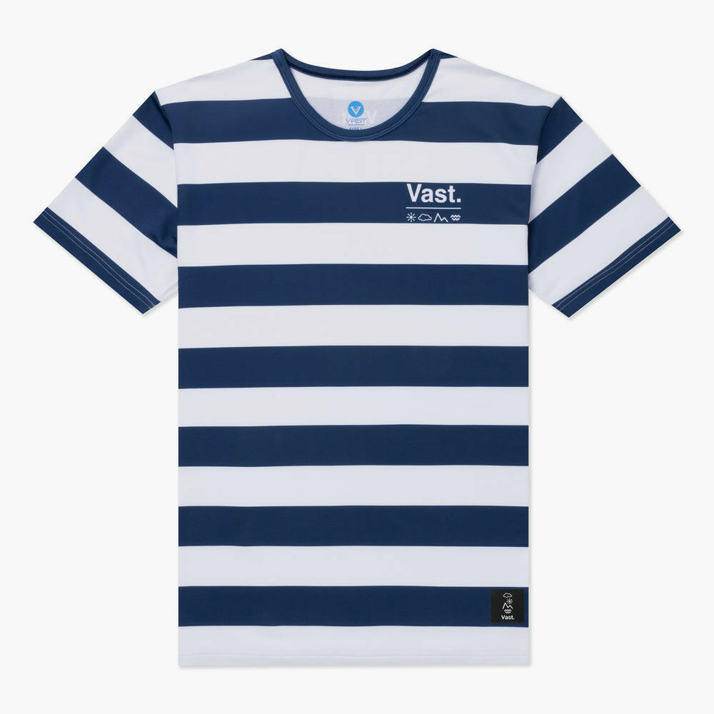 VAST 這款 Stripes 水手海藍防曬機能衝浪T Shirt，以經典的藍白條紋航海風格，詮釋大洋的深邃與天空的無邊。
