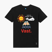 VAST 此款 Natures Paint 短袖上衣以童趣插畫風格配上鮮紅 VAST 字樣，搭配100％精梳棉，提供穿著舒適感。 黑