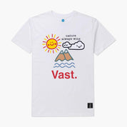 VAST 此款 Natures Paint 短袖上衣以童趣插畫風格配上鮮紅 VAST 字樣，搭配100％精梳棉，提供穿著舒適感。 白