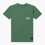 VAST 口袋Logo 短袖T恤採用 100% 精梳棉製成，胸前口袋搭配經典 Elements Logo，提供麻灰色與綠色兩款配色，適合日常與衝浪休閒穿搭。 綠