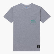 VAST 口袋Logo 短袖T恤採用 100% 精梳棉製成，胸前口袋搭配經典 Elements Logo，提供麻灰色與綠色兩款配色，適合日常與衝浪休閒穿搭。 灰
