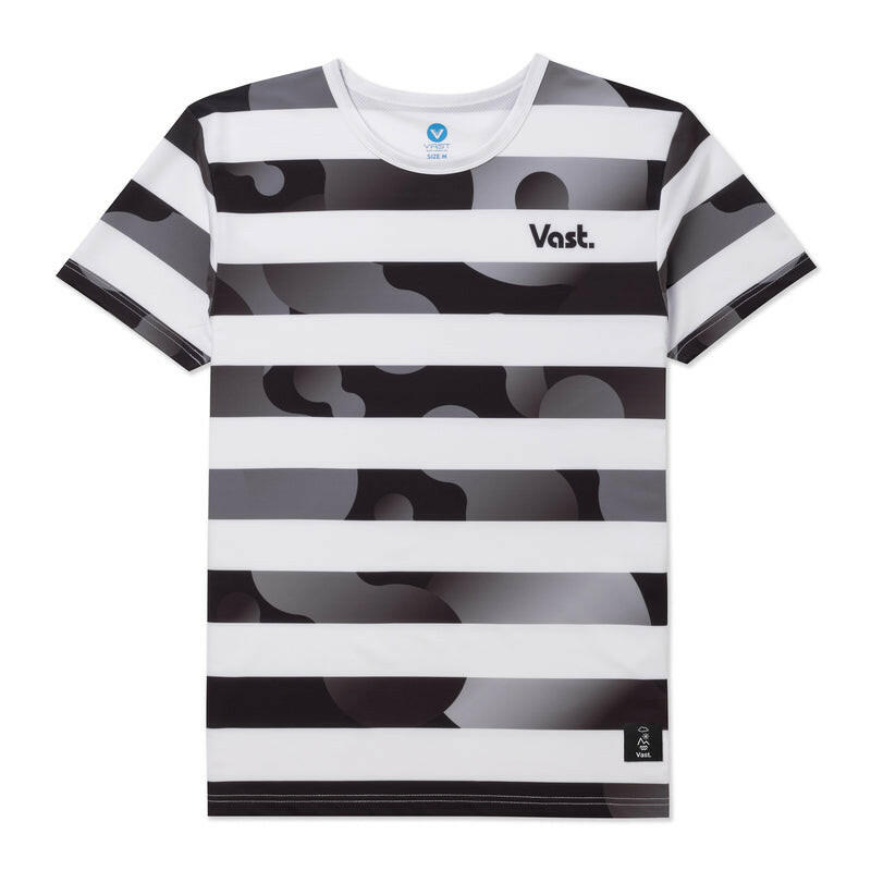 VAST 此款 Lava Lamp 熔岩燈防曬機能衝浪T Shirt，融合濃厚弛放漫流的熔岩燈圖樣元素並結合水手服飾所鍾愛的橫條元素