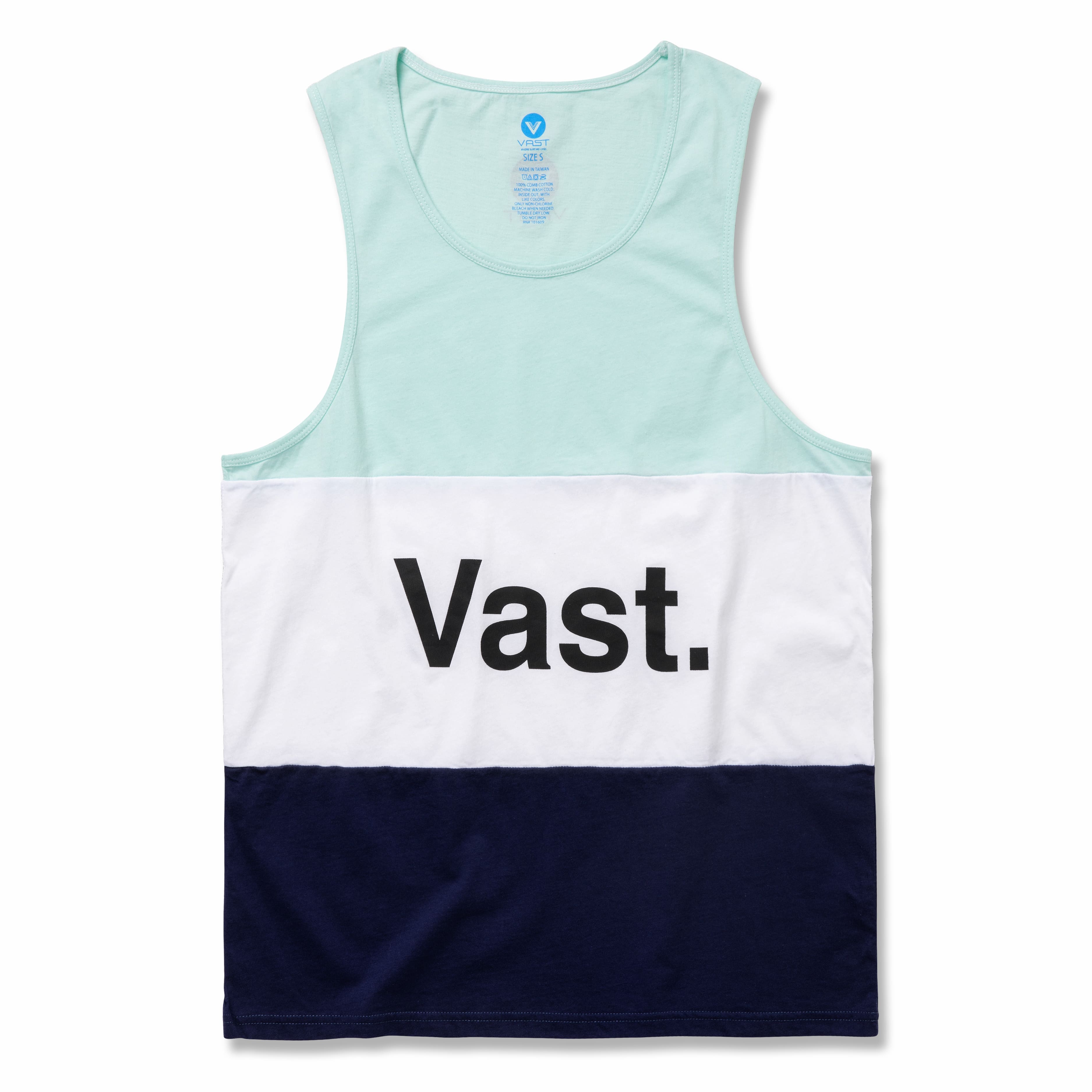 這款VAST Blocks 坦克背心以冰藍、白色與藍莓三色直條拼色背設計，正面胸口印有 VAST標誌，背面上方則印有小圓形 VAST標誌。 