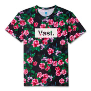 這款 VAST 防曬機能衝浪T Shirt以滿版花卉印花，亮眼的白色VAST Logo印在胸前，熱情並且充滿夏天的氛圍。