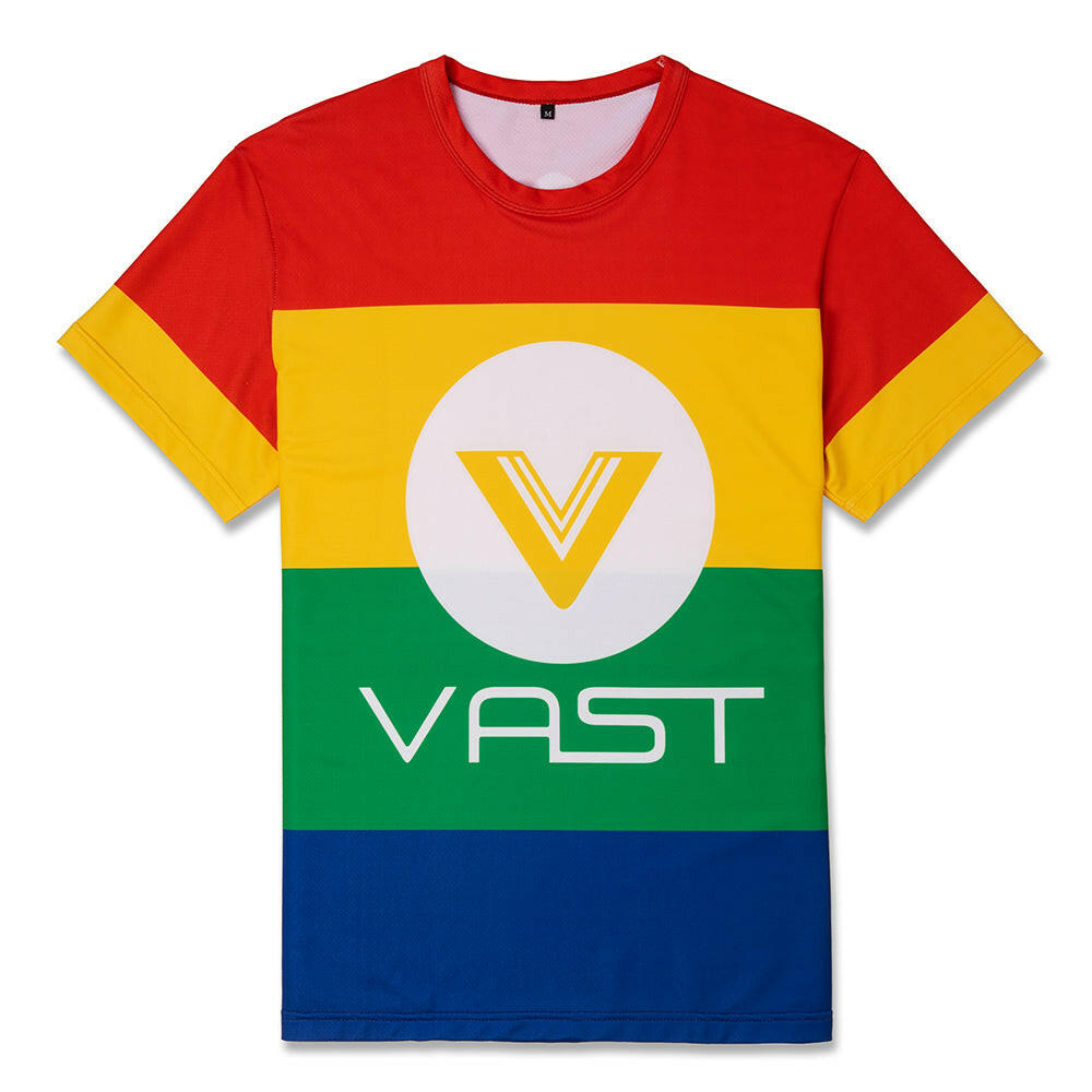 使用大膽的亮色線條配色設計，穿上這件 VAST 防曬機能衝浪T Shirt&nbsp;，必定能成為今年夏天戶外最可愛的焦點！