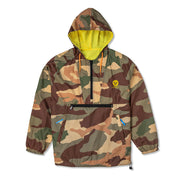 VAST Reversible Windbreaker 雙面防風防潑水風衣外套 - 迷彩可翻轉防風夾克一面採用迷彩印花設計，左上胸部織有圓形V標誌。