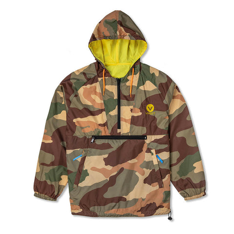 VAST Reversible Windbreaker 雙面防風防潑水風衣外套 - 迷彩可翻轉防風夾克一面採用迷彩印花設計，左上胸部織有圓形V標誌。