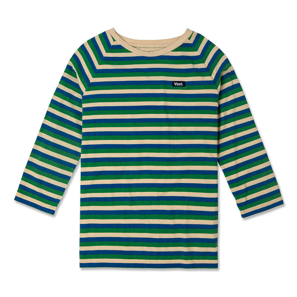 VAST 純棉七分袖上衣- 藍綠條紋採經典款橫條紋七分袖設計，左胸點綴簡約 VAST方形標誌，低調卻不失識別度。