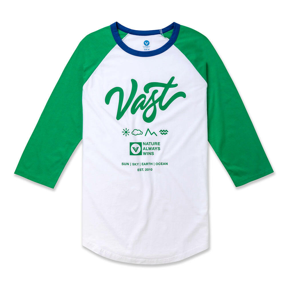 VAST 純棉七分袖上衣正面以手寫字體印上 VAST 標誌，下方點綴 Elements 系列圖樣，傳達「大自然永遠存在，提醒我們走出去親近它」的品牌精神。