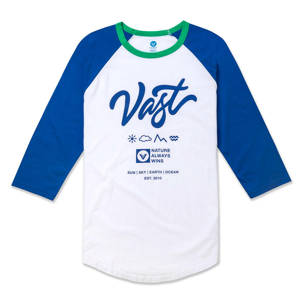 這款經典 Raglan 七分袖 T-shirt 採用棒球衫風格設計，正面印有 VAST 手寫字樣 Logo，並融合品牌元素「Nature Always Wins」、「Circle V 標誌」以及「Sun • Sky • Earth • Ocean Est. 21」，傳遞品牌核心精神。