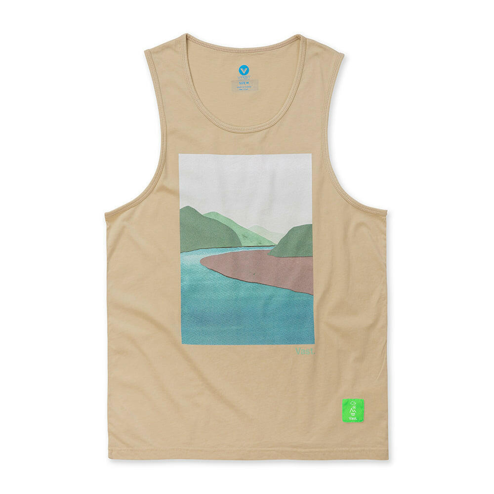 在自然之中，我們找回內心的平靜。這款VAST River 坦克背心 - 茶色舒適的無袖背心採用 100% 純棉製成，陪你自在探索屬於自己的寧靜角落。