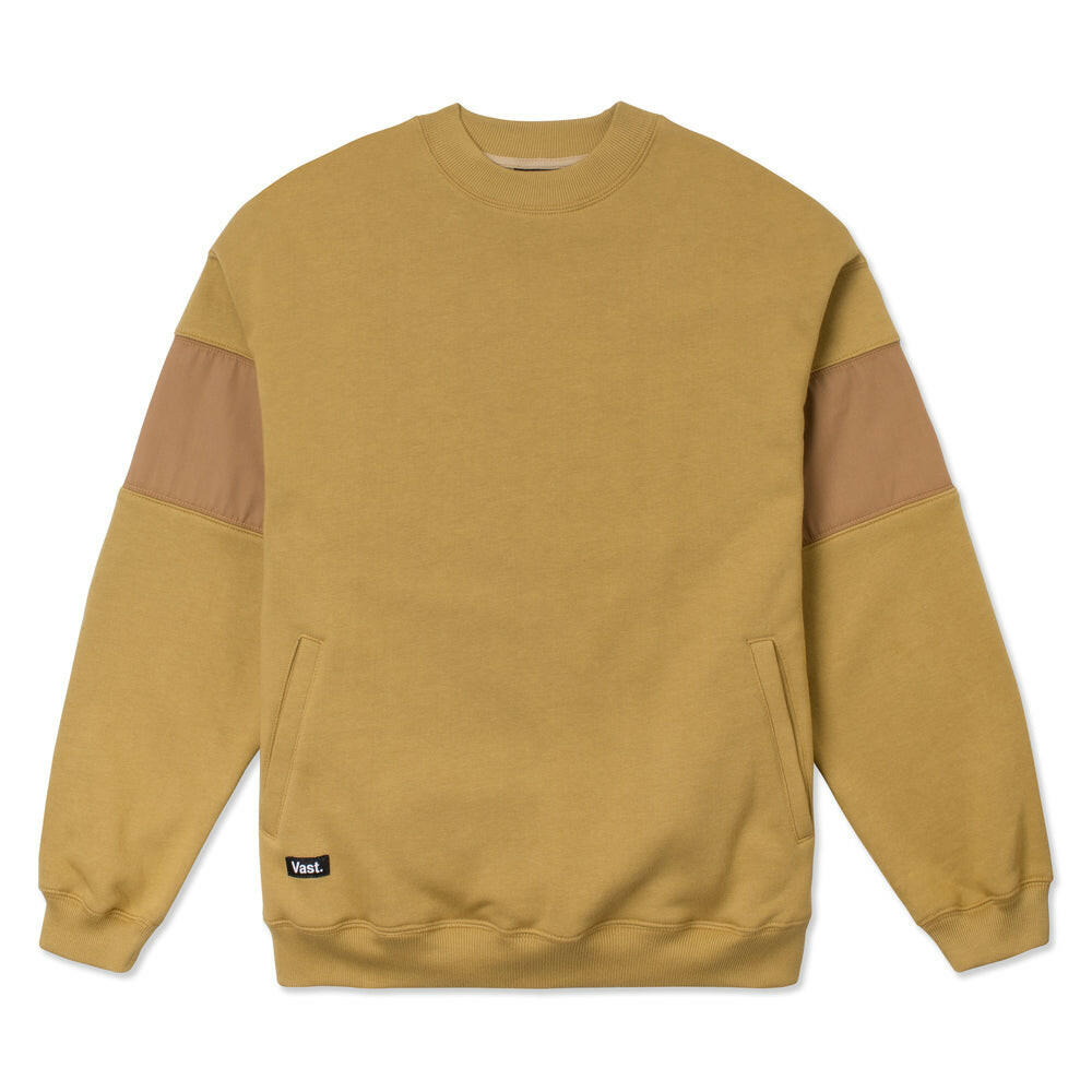 VAST 半高領長袖大學T以現代感設計重新詮釋，適合微涼天氣穿著。雙臂飾有拼接縫線細節，增添層次與個性。