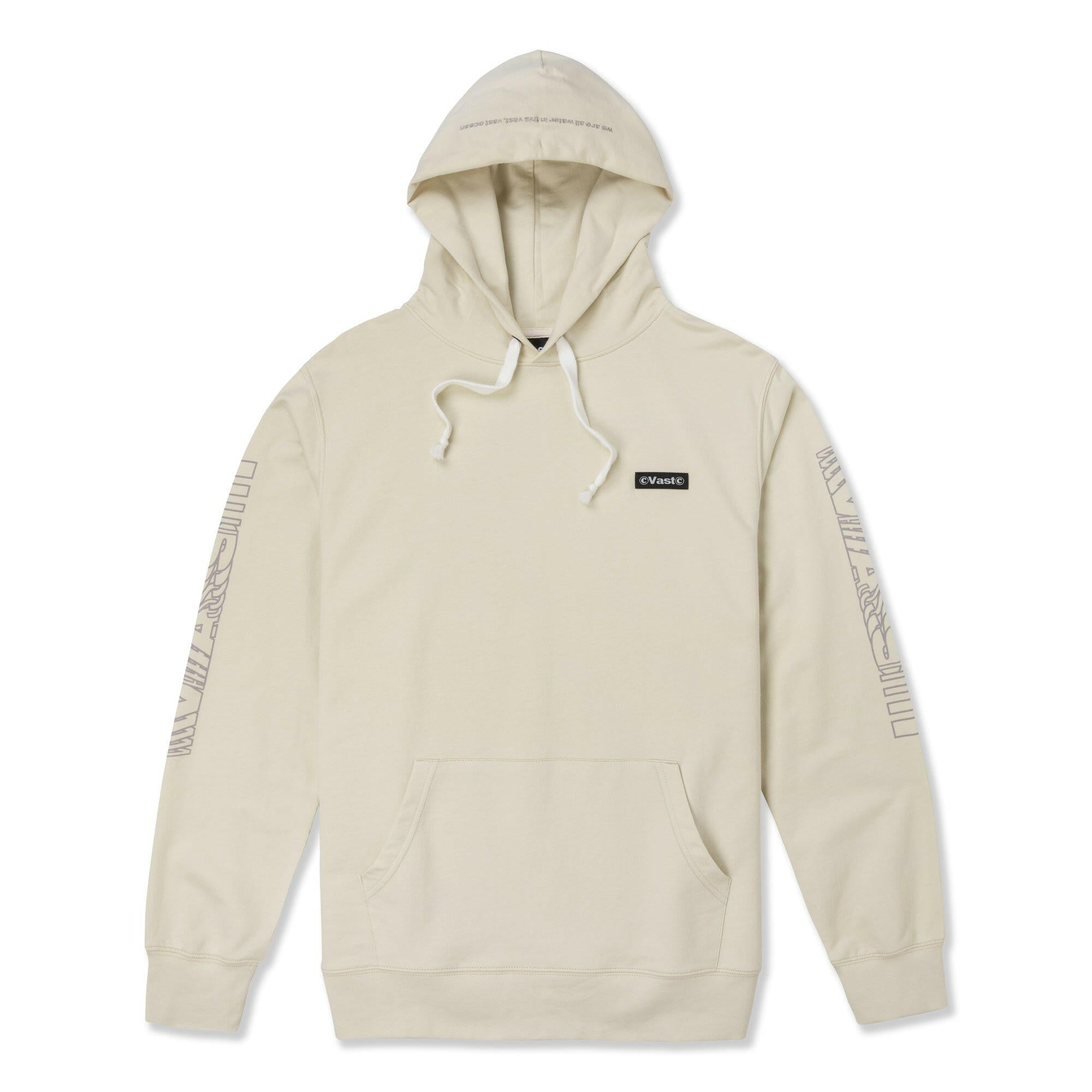 左胸飾有 VAST Elements 標誌，背後則印有由藝術家 CJ Dunn 設計的直式排版圖樣，展現個性風格。袖子上橫向印有 VAST 字樣，整體設計簡約又具視覺張力。