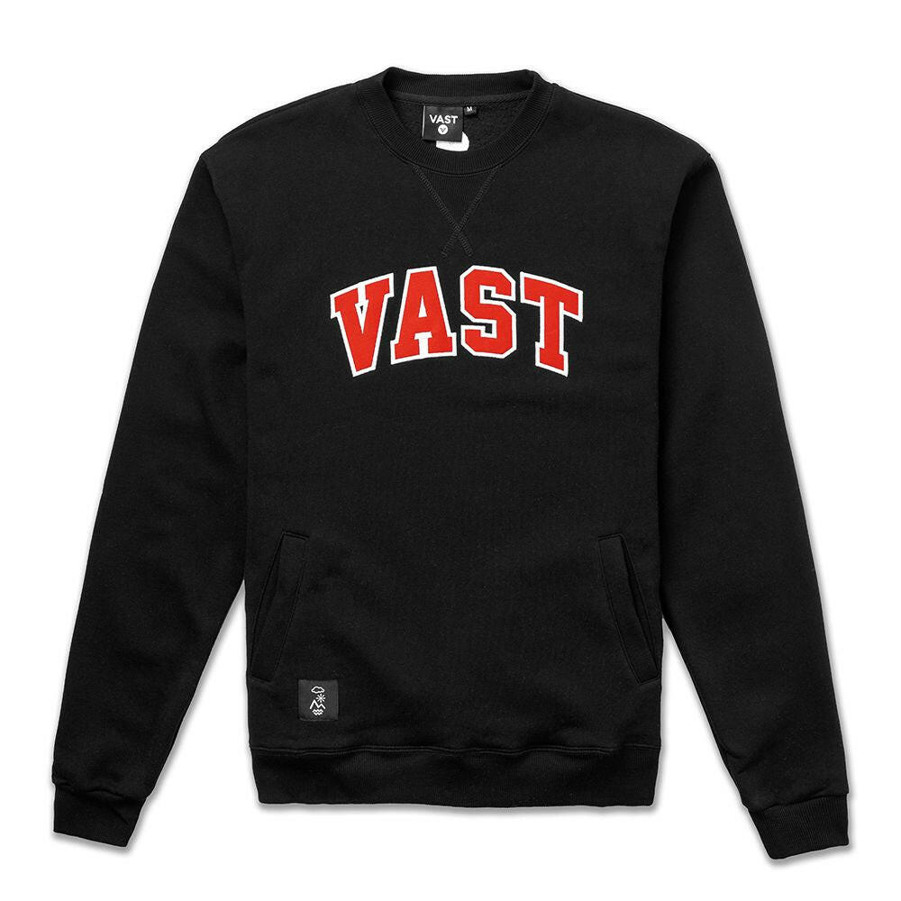 VAST Varsity 圓領大學T- 黑色以運動風格字樣設計，胸前印有醒目的 VAST 字母圖案，展現活力與品牌識別度。