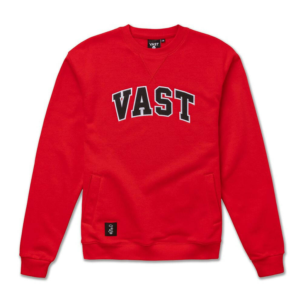 VAST Varsity 圓領大學T- 紅色以運動風格字樣設計，胸前印有醒目的 VAST 字母圖案，展現活力與品牌識別度。