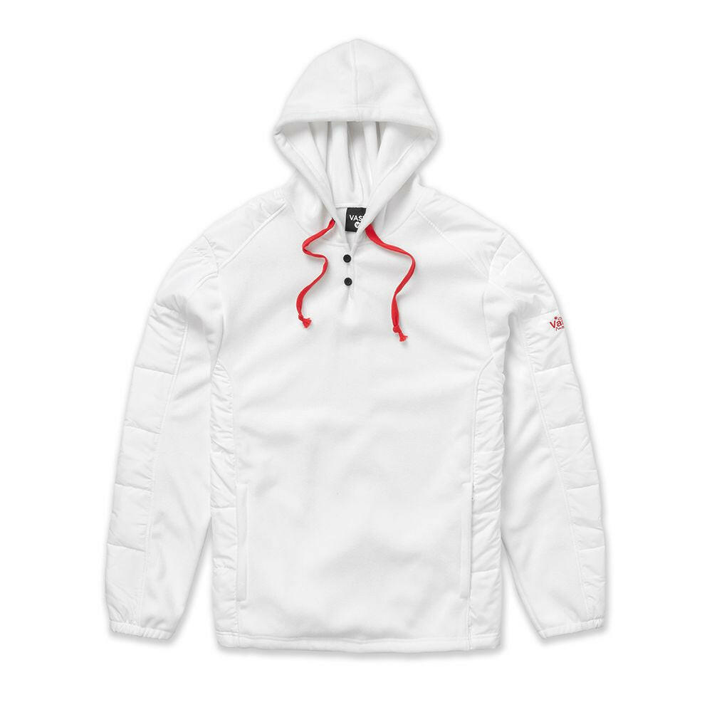 這款刷毛異材質連帽上衣擁有獨特設計細節，是旅途中兼具實用與造型感的百搭單品，無論休閒或略為正式的穿搭都能輕鬆駕馭。