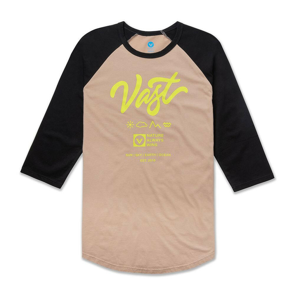 這款經典 Raglan 七分袖 T-shirt 採用棒球衫風格設計，正面印有 VAST 手寫字樣 Logo，並融合品牌元素「Nature Always Wins」、「Circle V 標誌」以及「Sun • Sky • Earth • Ocean Est. 21」，傳遞品牌核心精神。