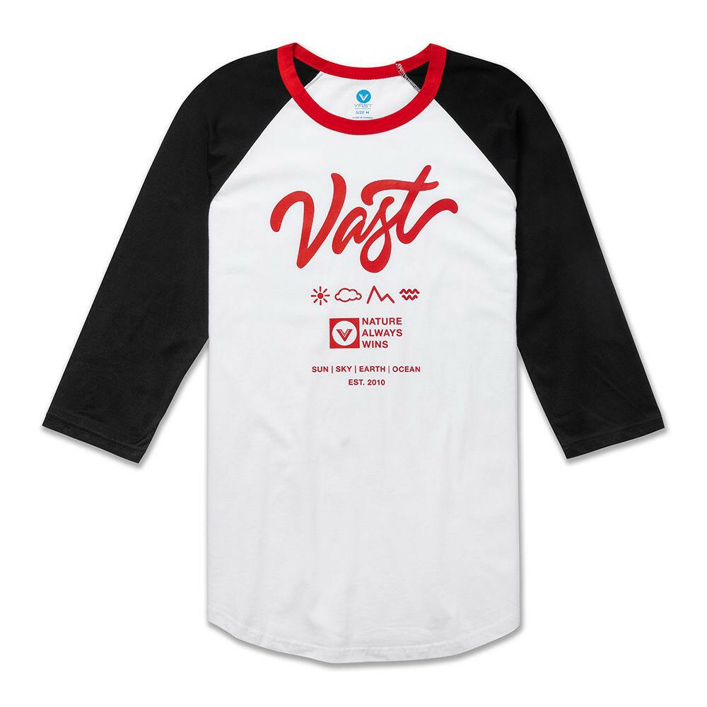 這款經典 Raglan 七分袖 T-shirt 採用棒球衫風格設計，正面印有 VAST 手寫字樣 Logo，並融合品牌元素「Nature Always Wins」、「Circle V 標誌」以及「Sun • Sky • Earth • Ocean Est. 21」，傳遞品牌核心精神。