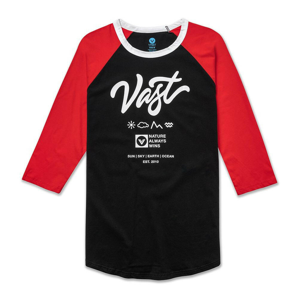 這款經典 Raglan 七分袖 T-shirt 採用棒球衫風格設計，正面印有 VAST 手寫字樣 Logo，並融合品牌元素「Nature Always Wins」、「Circle V 標誌」以及「Sun • Sky • Earth • Ocean Est. 21」，傳遞品牌核心精神。