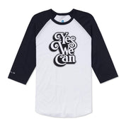 這款 VAST YWC Raglan 七分袖 T-shirt 帶有 濃厚的 70 年代復古氛圍，以 Yes We Can 圖案結合經典棒球衫剪裁呈現。
