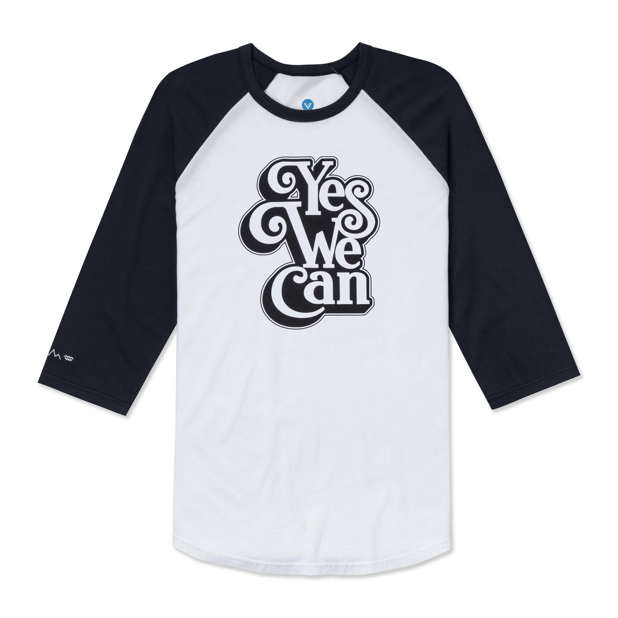 這款 VAST YWC Raglan 七分袖 T-shirt 帶有 濃厚的 70 年代復古氛圍，以 Yes We Can 圖案結合經典棒球衫剪裁呈現。